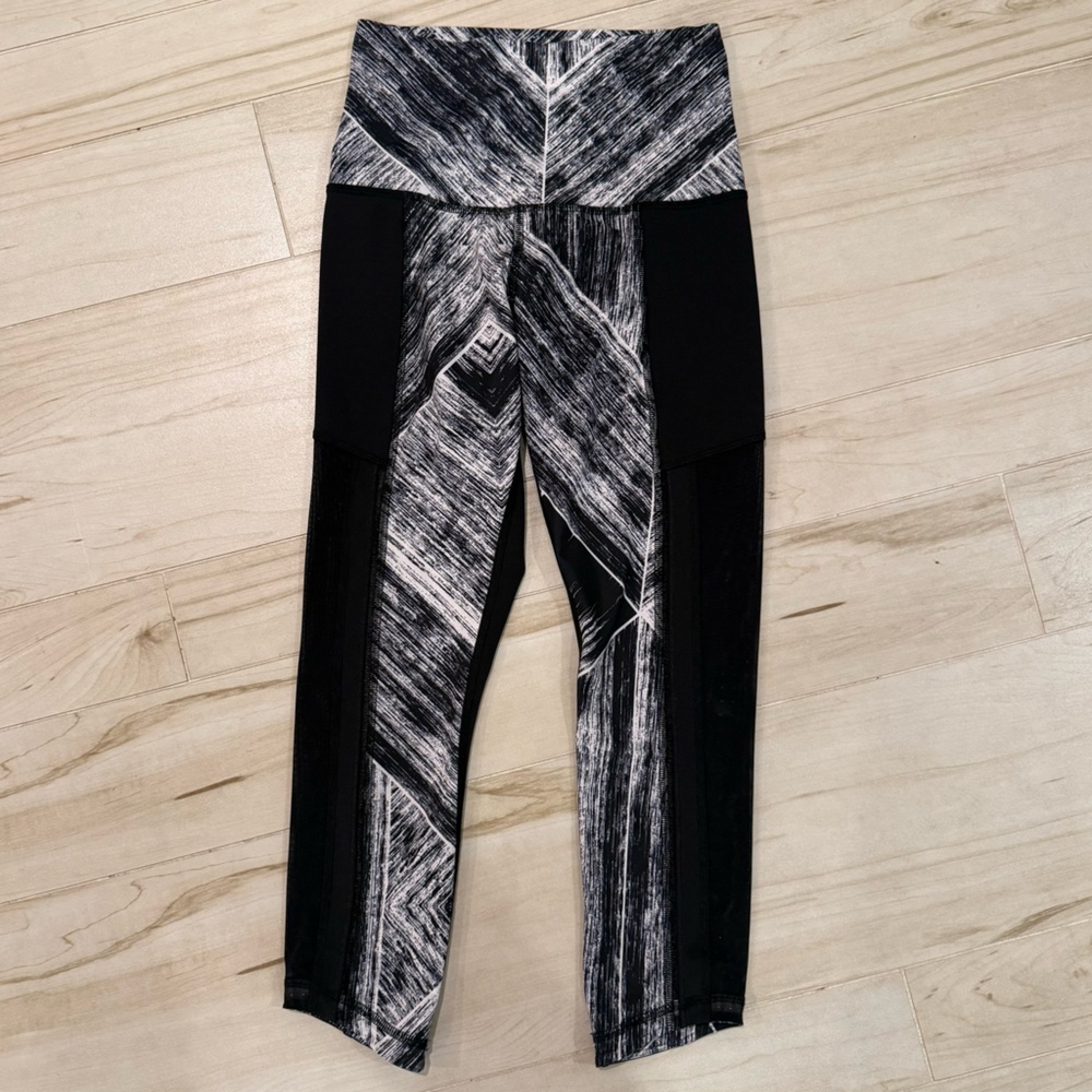 Lululemon Black & White Capri Leggings with Sheer Panels Size XS